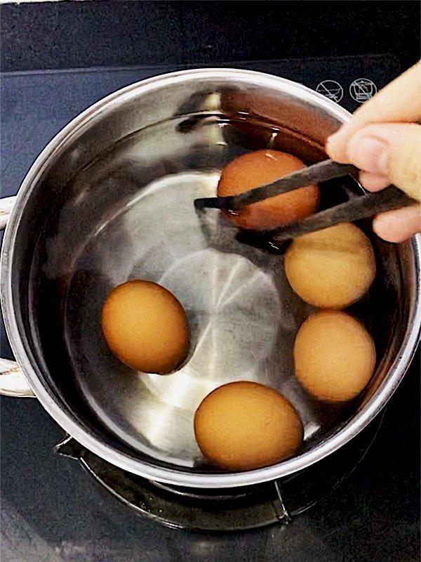 Cách làm món trứng hồng đào ngâm nước tương