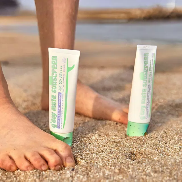 Review kem chống nắng Chasin’ Rabbits G’day Mate Sunscreen: kem chống nắng vật lí thuần chay thân thiện với sinh vật biển Kem chống nắng nên được dặm lại sau mỗi hai tiếng để đảm bảo hiệu quả đó nha (Ảnh: internet)