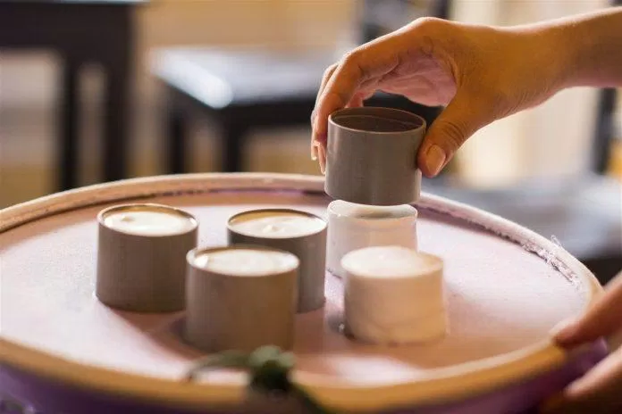 4 điều thú vị về phấn nụ cung đình Huế nổi tiếng một thời – Bạn đã biết? Giai đoạn đúc khuôn cho phấn (Ảnh: internet)